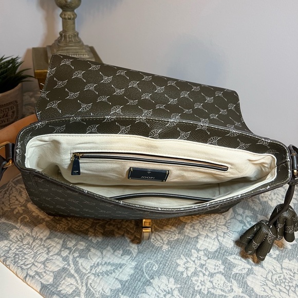 Elegant Brown Patterned Crossbody Bag - Picture 7 of 7